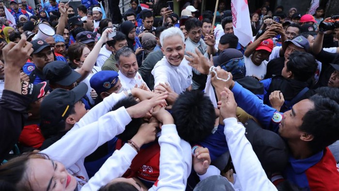 Capres nomor urut 3 Ganjar Pranowo mengunjungi salah satu rumah perwakilan buruh di Perum Mustika, Tigaraksa, Kabupaten Tangerang. Dalam kunjungan itu, Ganjar menerima banyak aspirasi, terutama terkait insentif buruh.