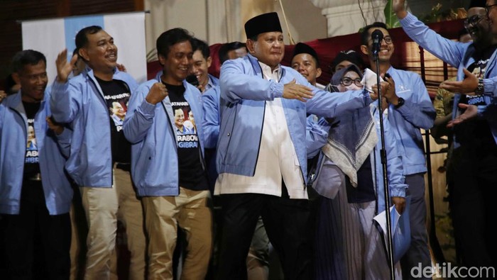 Calon presiden dari Koalisi Indonesia Maju (KIM) Prabowo Subianto berjoget usai menyambut relawan Matahari Pagi di Jakarta, Sabtu (17/11/2023).