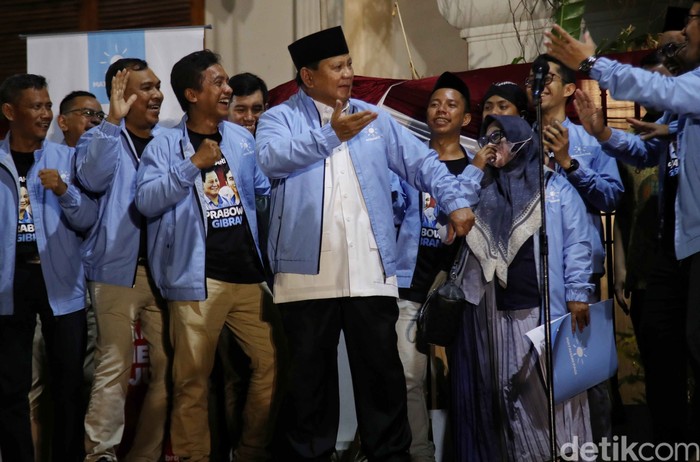 Calon presiden dari Koalisi Indonesia Maju (KIM) Prabowo Subianto berjoget usai menyambut relawan Matahari Pagi di Jakarta, Sabtu (17/11/2023).