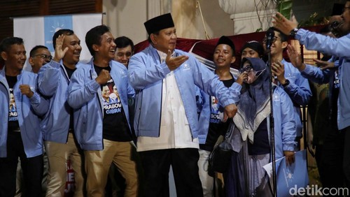 Calon presiden dari Koalisi Indonesia Maju (KIM) Prabowo Subianto berjoget usai menyambut relawan Matahari Pagi di Jakarta, Sabtu (17/11/2023).