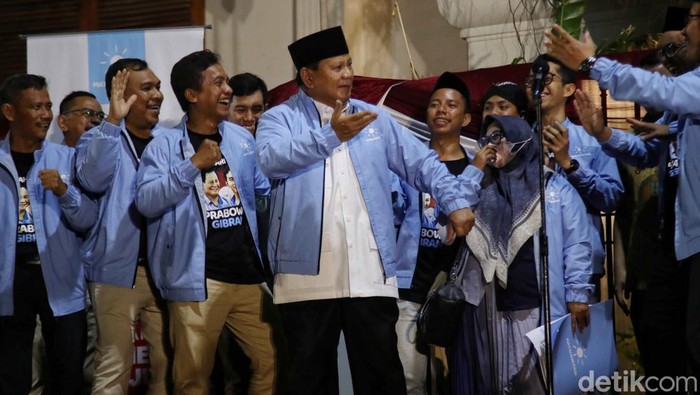 Gemoy! Prabowo Joget Lagi Saat Bertemu Relawan Calon presiden dari Koalisi Indonesia Maju (KIM) Prabowo Subianto berjoget usai menyambut relawan Matahari Pagi di Jakarta, Sabtu (17/11/2023).
