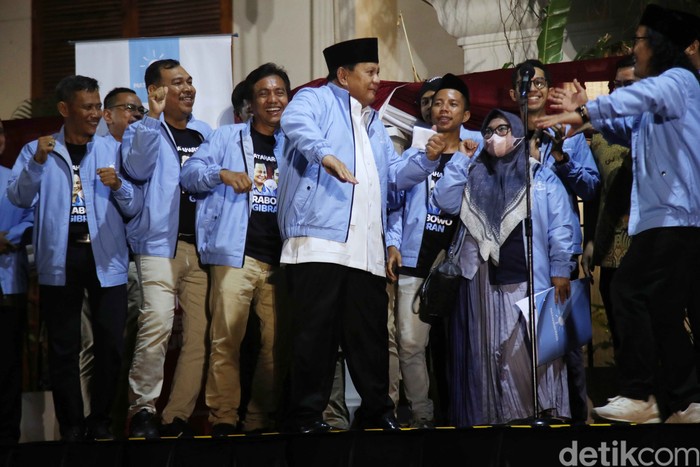 Calon presiden dari Koalisi Indonesia Maju (KIM) Prabowo Subianto berjoget usai menyambut relawan Matahari Pagi di Jakarta, Sabtu (17/11/2023).