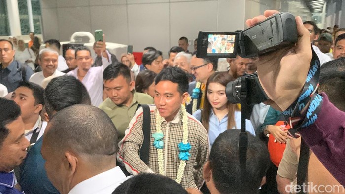 Gibran Rakabuming Raka dan istri tiba di Medan. (Raja Malo Sinaga/detikSumut)