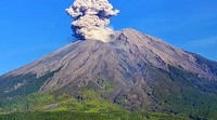Kemudian pemberitaan terkait meletusnya Gunung Semeru di Kabupaten Lumajang, Jawa Timur disertai awan panas guguran (APG) pada Senin (25/12/2023) sekitar pukul 05.12 WIB menjadi perbincangan yang hangat. Dalam rekaman CCTV terlihat detik-detik APG keluar dari lubang kawah jonggring saloko gunung tertinggi di pulau Jawa tersebut. Terkait aktivitas vulkanik itu, pihak BPBD Kabupaten Lumajang menyampaikan tidak terjadi dampak terhadap masyarakat setempat. Meski begitu, pihak BPBD mengatakan pihaknya bakal tetap siaga dan berjaga akan ancaman bahaya APG. Gunung tertinggi di Pulau Jawa itu masih berstatus Siaga level III. (Dok. BPBD)