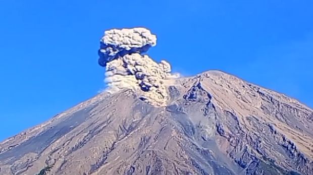 Gunung Semeru kembali mengalami erupsi pada Sabtu (18/11) pukul 06.22 WIB. Tinggi kolom letusan menjulang hingga 1 kilometer di atas puncak.