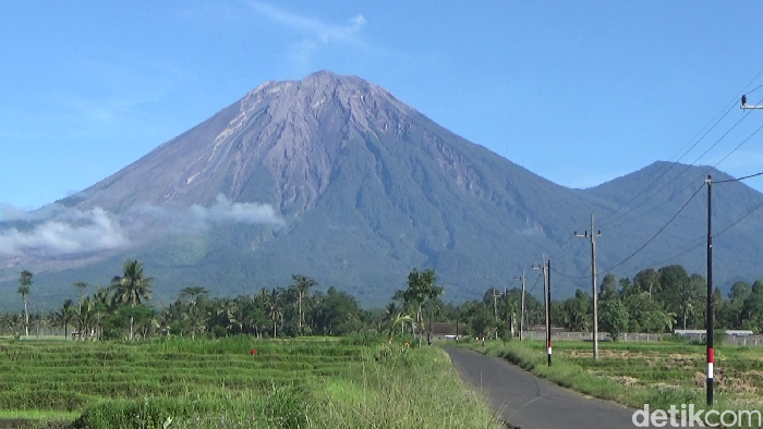 Gunung Semeru di Lumajang erupsi pada pukul 06.22 WIB. Status gunung saat ini masih level 3 atau siaga, Sabtu (18/11/2023).