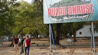 Pengunjung berjalan di kawasan Pulau Onrust, Kepulauan Seribu, DKI Jakarta, Senin (13/11/2023). 