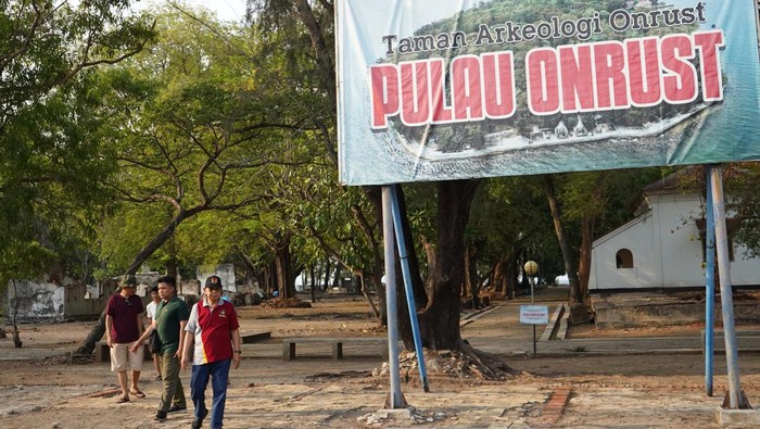 Pengunjung berjalan di kawasan Pulau Onrust, Kepulauan Seribu, DKI Jakarta, Senin (13/11/2023). Pulau yang pada masa kolonial Belanda menjadi area pelabuhan  untuk bongkar muat kapal dagang milik VOC tersebut saat ini menjadi destinasi wisata sejarah. ANTARA FOTO/Anis Efizudin/aww.