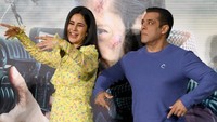 Sementara Katrina Kaif terlihat mengenakan dress kuning yang cerah secerah ekspresinya saat difoto. (Foto: AFP/SUJIT JAISWAL)