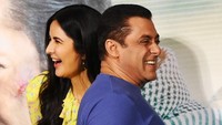 Katrina Kaif dan Salman Khan menghadiri pemutaran perdana film Tiger 3 di Mumbai, India, pada Jumat (17/11/2023) malam. (Foto: AFP/SUJIT JAISWAL)