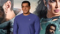 Salman Khan terlihat mengenakan celana jins longgar dengan atasan berwarna senada. Baju Salman Khan memperlihatkan tubuh kekar sang aktor. (Foto: AFP/SUJIT JAISWAL)