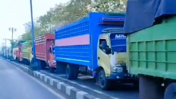 Jalan Poros Maros-Makassar macet.