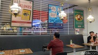 Persaingan antara merek kretek dalam serial tersebut juga dihadirkan pada area minum kopi. Kemasan Kretek Proklamasi, Tjap Gadis, hingga Merdeka Djaja dapat dipandangi. Foto: detikcom