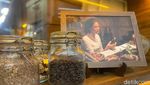 Slurrp! Menyeruput Kopi Hitam hingga Teh Racikan Jeng Yah