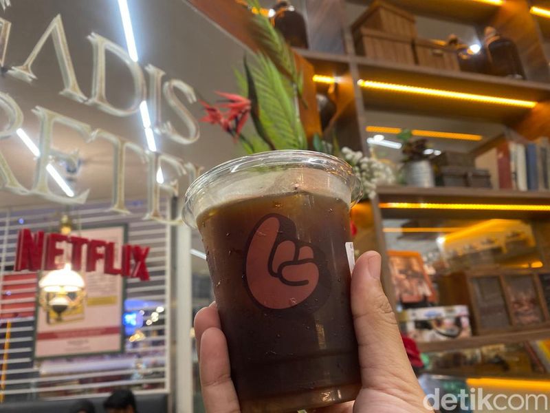 Mencicip Segarnya Kopi Hitam dan Teh Racikan Si 'Gadis Kretek'