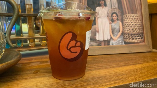 Slurrp! Menyeruput Kopi Hitam hingga Teh Racikan Jeng Yah