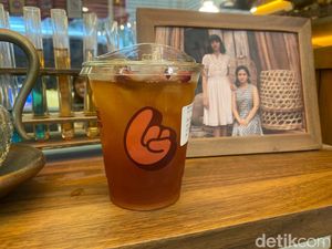 Slurrp! Menyeruput Kopi Hitam hingga Teh Racikan Jeng Yah