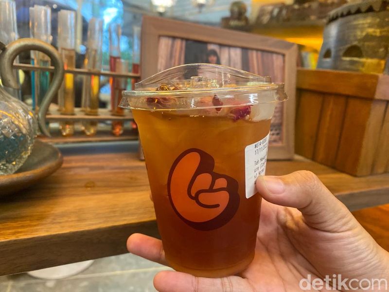 Mencicip Segarnya Kopi Hitam dan Teh Racikan Si 'Gadis Kretek'