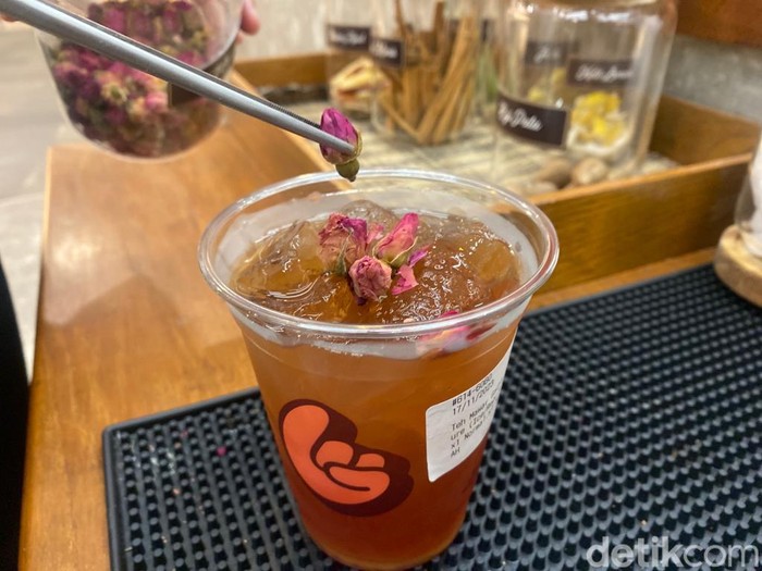 Janji Jiwa X Gadis Kretek Mencicip Segarnya Kopi Hitam dan Teh Racikan Si 'Gadis Kretek'