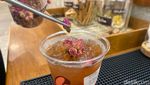 Slurrp! Menyeruput Kopi Hitam hingga Teh Racikan Jeng Yah