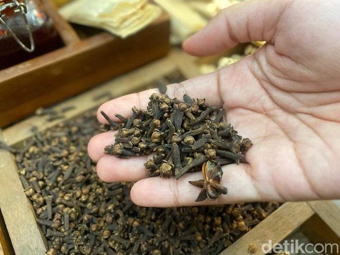 Janji Jiwa X Gadis Kretek Mencicip Segarnya Kopi Hitam dan Teh Racikan Si 'Gadis Kretek'