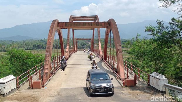 Jembatan Merah Kaligintung Purbalingga yang diduga proyeknya dikorupsi, Sabtu (18/11/2023).