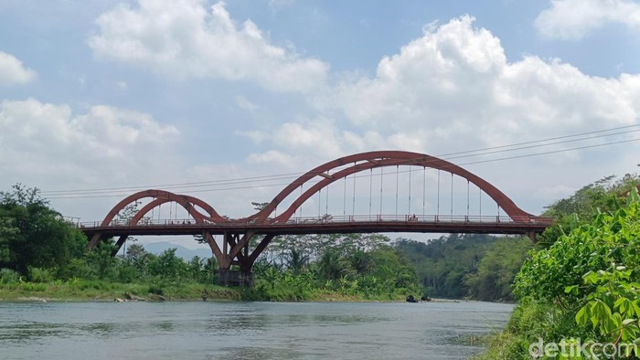 Jembatan Merah Kaligintung Purbalingga yang diduga proyeknya dikorupsi, Sabtu (18/11/2023).