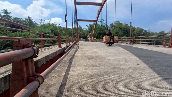 Jembatan Merah Kaligintung Purbalingga yang diduga proyeknya dikorupsi, Sabtu (18/11/2023).