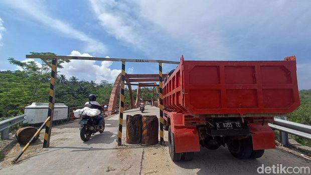 Jembatan Merah Kaligintung Purbalingga yang diduga proyeknya dikorupsi, Sabtu (18/11/2023).