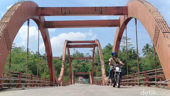 Jembatan Merah Kaligintung Purbalingga yang diduga proyeknya dikorupsi, Sabtu (18/11/2023).