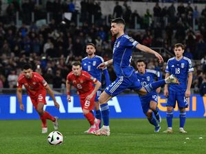 Nyaris Celakakan Italia, Jorginho Dibela Spalletti
