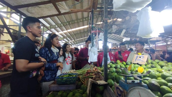 Ketua Umum (Ketum) Partai Solidaritas Indonesia (PSI) Kaesang Pangerap mengunjungi Kota Pontianak, Kalimantan Barat. Kegiatan pertama putra bungsu Presiden Joko Widodo (Jokowi) tersebut adalah mengunjungi Pasar Flamboyan Pontianak.