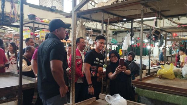 Ketua Umum (Ketum) Partai Solidaritas Indonesia (PSI) Kaesang Pangerap mengunjungi Kota Pontianak, Kalimantan Barat. Kegiatan pertama putra bungsu Presiden Joko Widodo (Jokowi) tersebut adalah mengunjungi Pasar Flamboyan Pontianak.