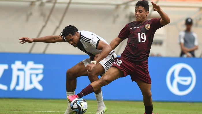 Penjaga gawang Timnas Jerman  Max Schmitt (kiri)  menerima operan bola dari rekannnya Almugera Kabar(tengah)  setelah berhasil merebut bola dari pemain   Venezuela Junior Colina (kanan)  dalam laga penyisihan Grup F Piala Dunia U-17 di Jakarta International Stadium, Jakarta, Sabtu (18/11/2023). ANTARA FOTO/Akbar Nugroho Gumay/nz