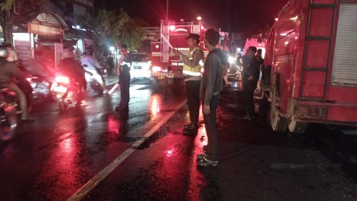 Kebakaran rumah warga di Jalan Cokroaminoto, Banjar Sedana Merta, Kelurahan Ubung, Kecamatan Denpasar Utara, Kota Denpasar pada Jumat (18/11/2023)