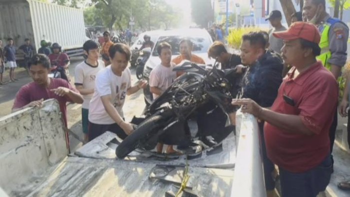 Kecelakaan di Surabaya Innova tabrak motor