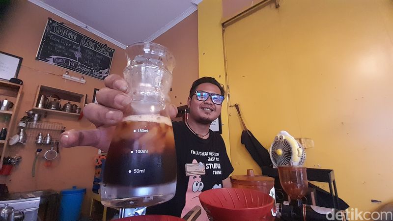 Kedai Kopi Akar Tangkall suguhkan pemandangan gunung untuk menemani ngopi.