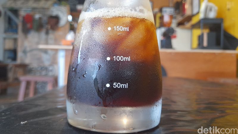 Kedai Kopi Akar Tangkall suguhkan pemandangan gunung untuk menemani ngopi.