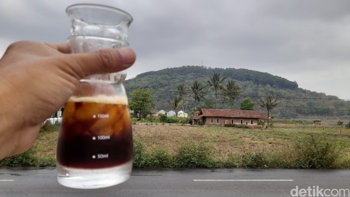 Kedai Kopi Akar Tangkall suguhkan pemandangan gunung untuk menemani ngopi.