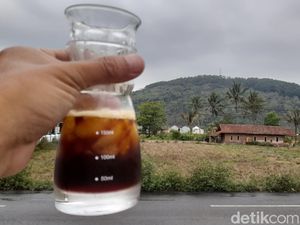 Kedai Kopi di Sumedang Ini Suguhkan Pemandangan Gunung