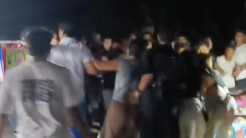 Tangkapan layar keributan di Eks Pelabuhan Buleleng, Kecamatan Buleleng, Kabupaten Buleleng, Bali, Jumat (17/11/2023) malam.