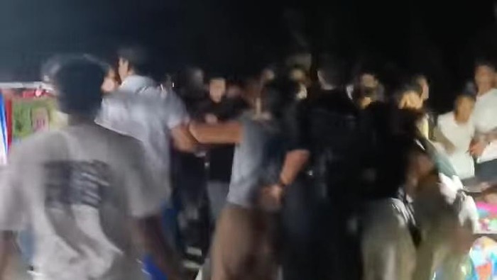 Tangkapan layar keributan di Eks Pelabuhan Buleleng, Kecamatan Buleleng, Kabupaten Buleleng, Bali, Jumat (17/11/2023) malam.