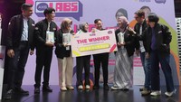 Chief Marketing Officer PT XL Axiata Tbk. Alfons Bosch Sansa (kedua kanan) didampingi Group Head Youth Segment Azher Javid (kiri) dan Head Youth Marketing Communication Nahdiah Estu Pawestri (kanan) menyerahkan hadiah secara simbolis kepada pemenang AxisLabs 2023 di Jakarta. AXIS menghadirkan AxisLabs 2023 yang mengajak para mahasiswa untuk berkolaborasi menuangkan ide dan gagasan kreatif dan mengembangkannya menjadi karya inovatif.