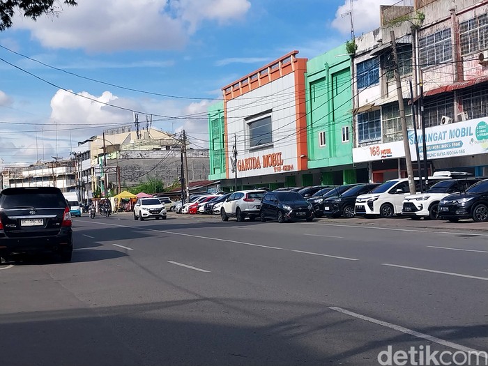 Kondisi Jalan Nibung Medan saat ini yang sudah ramai dengan penjual mobil