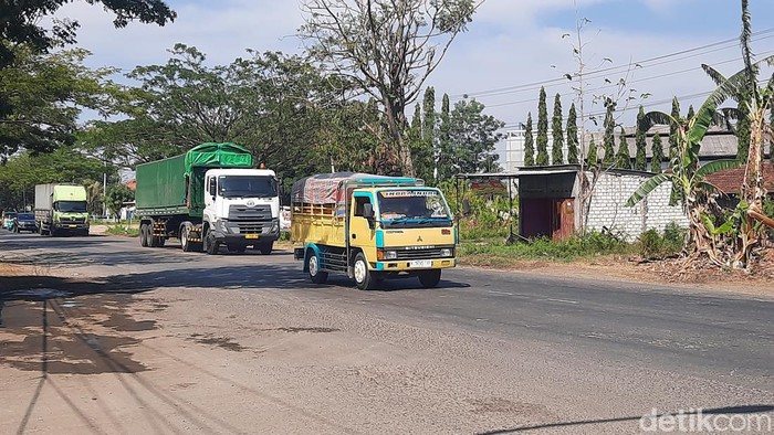 Kondisi lalu lintas di Pantura Pati-Rembang, Sabtu (18/11/2023). Terpantau lalin sudah mulai lancar.