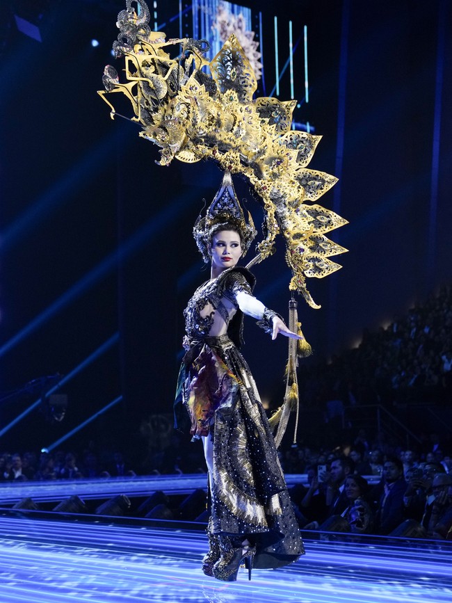 Di panggung, Fabienne Nicole mempersembahkan kostum bertajuk ‘Ratu Luhur’ karya tim Jember Fashion Carnaval. Makeup artist ternama Bubah Alfian turut ambil bagian dalam proses kreatif busana ini. (Foto: AP Photo/Moises Castillo)