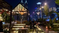 Pemandangan dari atas ketinggian dirasa bisa memberikan relaksasi tersendiri. Karenanya kafe-kafe konsep rooftop tengah menjamur. Foto: detikcom