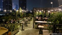 Selain itu, kafe rooftop tersebut juga dihiasi dengan berbagai tanaman hijau, sehingga memberikan suasana seperti tengah berada di kebun. Foto: detikcom