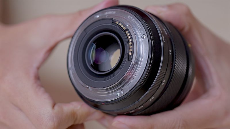 Lensa VoigtLander 50mm F/1 Untuk Canon EOS R
