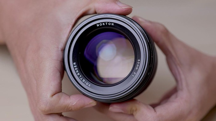 Lensa VoigtLander 50mm F/1 Untuk Canon EOS R